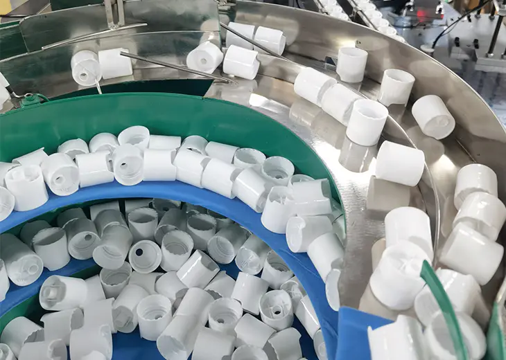 How does the cap automatic assembly machine handle quality control measures to ensure that defective caps are detected and rejected during assembly?